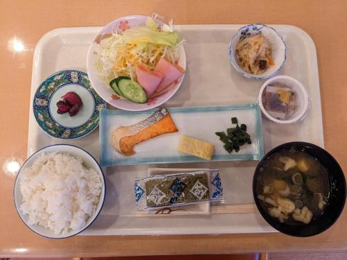 un vassoio di alimenti con riso e altri prodotti alimentari di ホテル竜王ヴィレッヂ a Yamanouchi