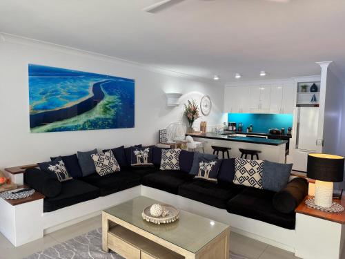 Χώρος καθιστικού στο Tropical Escapes Palm Cove - Absolute Ocean Front Apartment