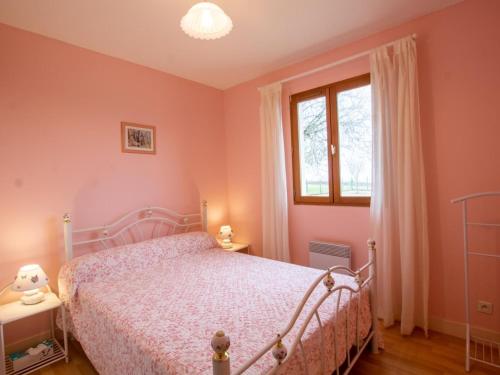 a bedroom with pink walls and a bed and a window at Maison charmante avec terrasse, jardin clos et animaux acceptés - FR-1-616-90 in Saint-Martin-de-Ribérac