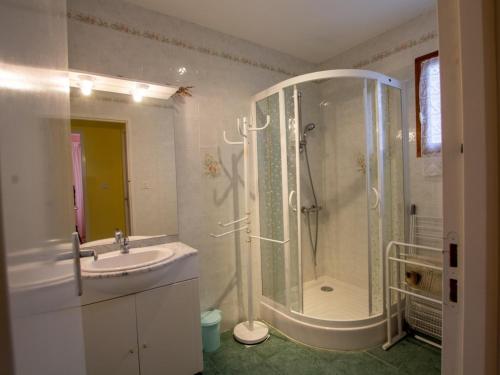 a bathroom with a shower and a sink at Maison charmante avec terrasse, jardin clos et animaux acceptés - FR-1-616-90 in Saint-Martin-de-Ribérac