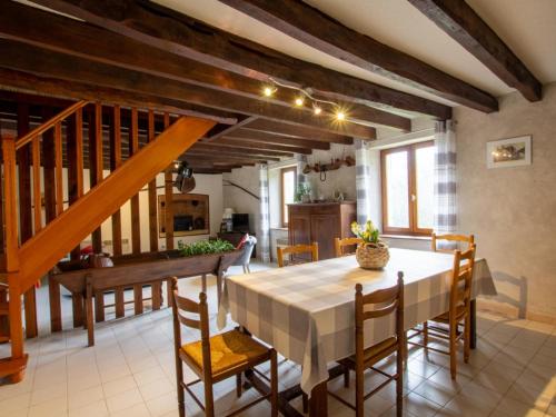 une cuisine et une salle à manger avec une table et des chaises dans l'établissement Charmante maison indépendante avec jardin, proche de Sarlat, Dordogne, idéale pour 6 personnes - FR-1-616-44, à Saint-Vincent-le-Paluel