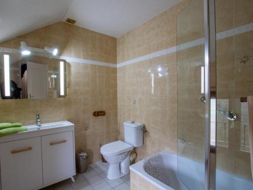 une salle de bain avec toilettes, douche et lavabo dans l'établissement Charmante maison indépendante avec jardin, proche de Sarlat, Dordogne, idéale pour 6 personnes - FR-1-616-44, à Saint-Vincent-le-Paluel