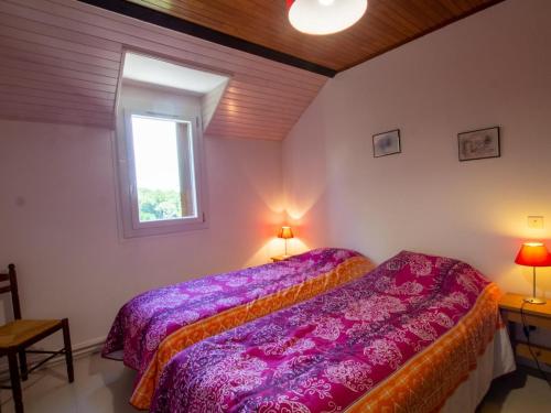 a bedroom with two beds and a window at Maison Périgourdine avec jardin, WiFi, proche de Sarlat, idéale pour familles et randonnées - FR-1-616-127 in Saint-Aubin-de-Nabirat