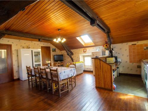 une cuisine et un salon avec une table et des chaises dans l'établissement Maison de campagne avec étangs privés, proche Sarlat, 4 chambres, équipements bébé, animaux acceptés - FR-1-616-22, à Doissat