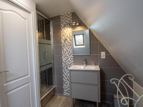 une salle de bain avec un lavabo et une douche dans l'établissement Maison Périgourdine Authentique, 3 Chambres, Jardin, Wifi, Animaux Bienvenus, Proche Salignac-Eyvigues - FR-1-616-152, à Borrèze