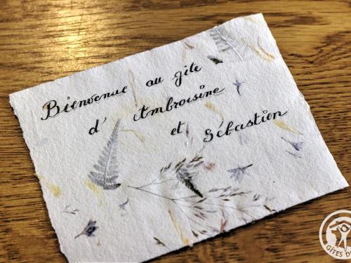 Photo de la galerie de l'établissement Gîte familial 200m² avec 6 chambres, terrasse, jardin, proche ferme, charges incluses, animaux acceptés - FR-1-496-18, à Saint-Didier-sur-Rochefort