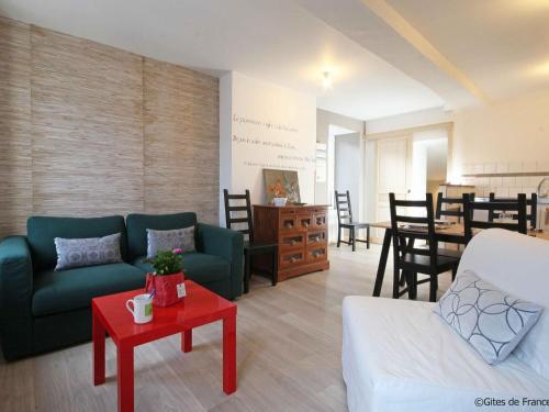 un salon avec un canapé et une table dans l'établissement Appartement cosy au-dessus d'un café littéraire avec jardin et location de vélos, proche de Condé-en-Normandie - FR-1-497-93, à Ségrie-Fontaine