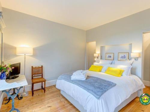 Postel nebo postele na pokoji v ubytování Charmant appartement rénové, 2 ch, Wifi, garage, à 15 min gare RER Paris - FR-1-526-3
