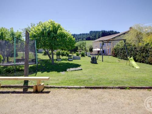 Κήπος έξω από το Gîte spacieux avec cheminée, proche forêt, VTT et randonnées, idéal pour familles et détente - FR-1-496-36