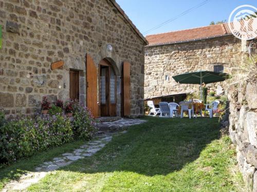 Gîte Authentique 16e Siècle avec Cheminée Près de Burdignes - FR-1-496-101