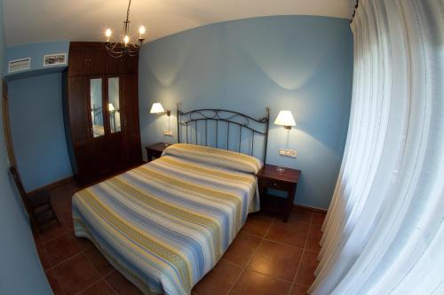 A bed or beds in a room at Apartamentos Turmo