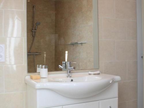 une salle de bain avec un lavabo blanc et un miroir dans l'établissement Maison rustique près de Sarlat: 4 chambres, jardin, Wi-Fi, activités nature, ferme et lac à proximité - FR-1-616-186, à Tamniès