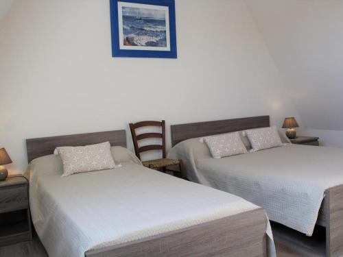 une chambre avec deux lits et une chaise dedans dans l'établissement Maison rustique près de Sarlat: 4 chambres, jardin, Wi-Fi, activités nature, ferme et lac à proximité - FR-1-616-186, à Tamniès