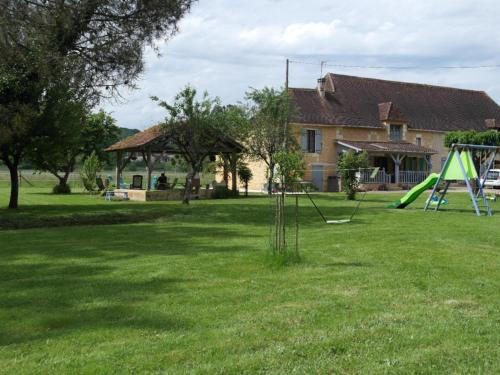 Maison en pierre avec grand jardin, proche Vézère, idéale pour familles et amateurs de pêche - FR-1-616-219