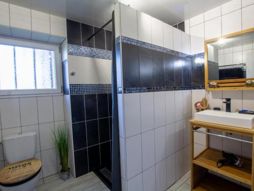 Maison en pierre avec grand jardin, proche Vézère, idéale pour familles et amateurs de pêche - FR-1-616-219 في Limeuil: حمام مع دش ومرحاض ومغسلة