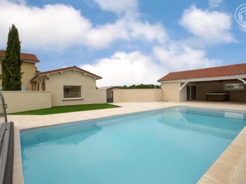 Charmante Maison de Campagne avec Piscine Commune et Terrasse Privative à Chalain-le-Comtal - FR-1-496-236