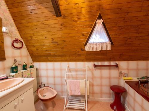 La salle de bains est pourvue d'un lavabo, de toilettes et d'une lumière. dans l'établissement Maison en pierre avec grand jardin, terrasse, cheminée, proche des sites préhistoriques des Eyzies - FR-1-616-174, à La Mouthe