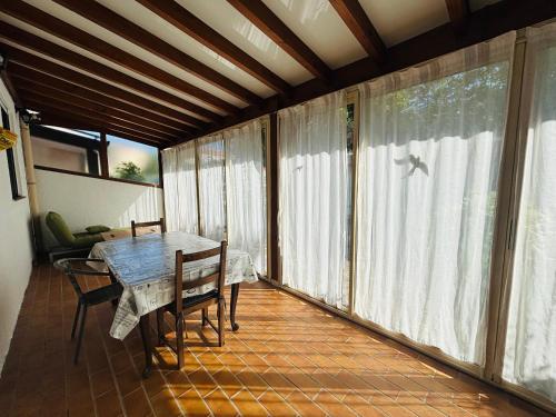 une salle à manger avec une table et une grande fenêtre dans l'établissement Villa F3 avec Jardin et Garage, Capacité 6 Pers., Proche Plage et Village - Argelès-sur-Mer - FR-1-309-336, à Argelès-sur-Mer