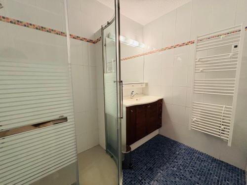 Kúpeľňa v ubytovaní Villa F3 avec Jardin et Garage, Capacité 6 Pers., Proche Plage et Village - Argelès-sur-Mer - FR-1-309-336