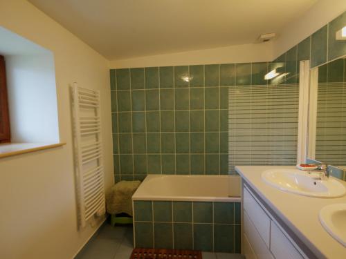 Koupelna v ubytování Gîte 4 chambres avec jardin, animaux acceptés, terrasse et abri voiture - FR-1-496-17