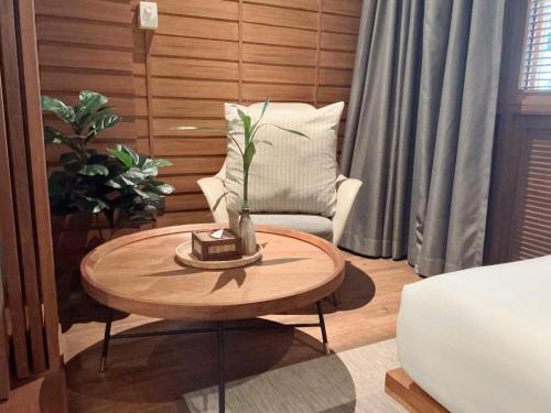 a living room with a coffee table and a couch at Hotel Loy Chiang Mai in Chiang Mai