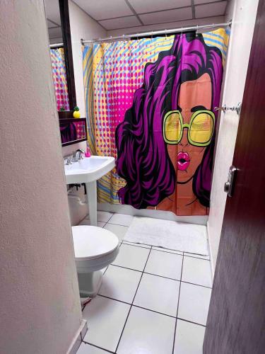 Ett badrum på Condado BeachFront Tantra Apartment