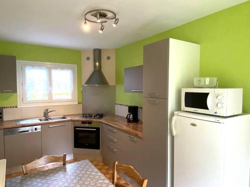 Photo de la galerie de l'établissement Maison avec jardin clos à 250m de la mer, 3 chambres, parking, Trégastel - FR-1-368-438, à Trégastel