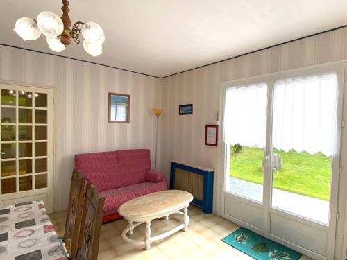 Photo de la galerie de l'établissement Maison avec jardin clos à 250m de la mer, 3 chambres, parking, Trégastel - FR-1-368-438, à Trégastel