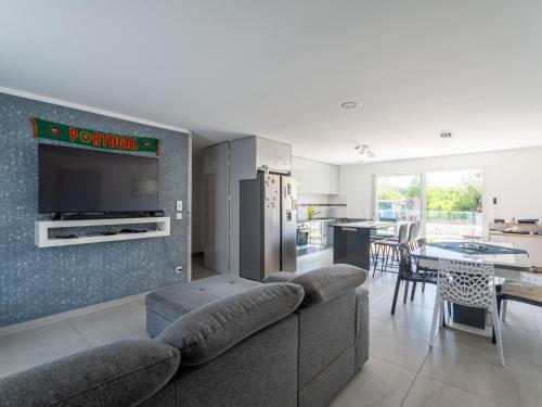 un salon avec un canapé et une télévision dans l'établissement Maison à Parentis-en-Born - 6 vacanciers - Proche lac et plages - FR-1-319-613, à Parentis-en-Born