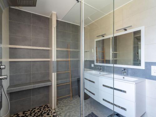 Koupelna v ubytování Maison à Parentis-en-Born - 6 vacanciers - Proche lac et plages - FR-1-319-613