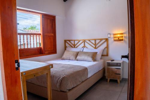 a small bedroom with a bed and a window at Hospédate en Oiba con estilo in Oiba