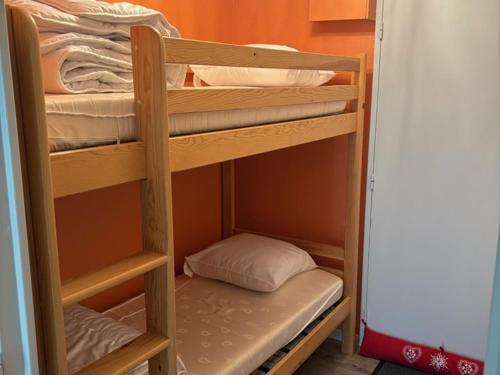 quelques lits superposés dans une chambre dans l'établissement Charmant T2 avec Balcon Proche Ski - FR-1-787-127, à Laveissière