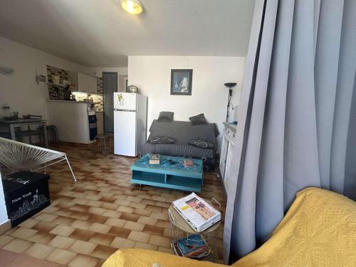 - un salon avec un canapé et un réfrigérateur dans l'établissement Appartement 2 pièces - Centre Port - Cap d'Agde - FR-1-249-436, au Cap d'Agde