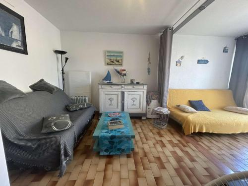 un salon avec un canapé et une table dans l'établissement Appartement 2 pièces - Centre Port - Cap d'Agde - FR-1-249-436, au Cap d'Agde