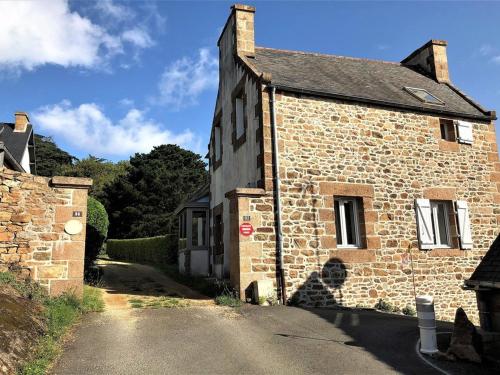 Photo de la galerie de l'établissement Maison cosy à 50m du port et proche plage, jardin privé à Ploumanac'h - FR-1-368-447, à Perros-Guirec