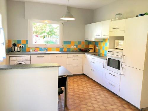 Photo de la galerie de l'établissement Maison cosy à 50m du port et proche plage, jardin privé à Ploumanac'h - FR-1-368-447, à Perros-Guirec