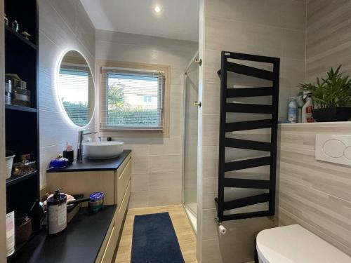 La salle de bains est pourvue d'un lavabo et d'une échelle. dans l'établissement Maison élégante avec jardin et terrasse, WIFI au centre de Perros-Guirec - FR-1-368-455, à Perros-Guirec