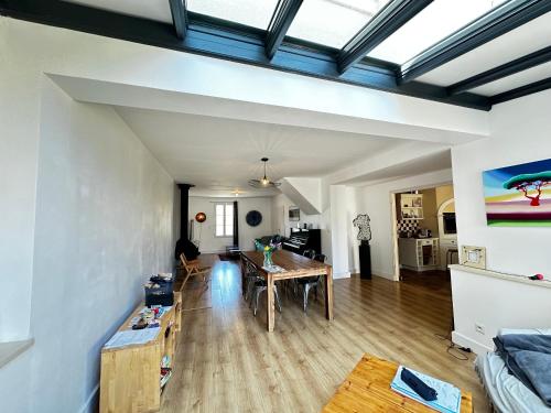 un salon avec un canapé et une table dans l'établissement Spacieuse Maison 4 Chambres, Centre Fouras, Proche Plages - FR-1-709-96, à Fouras