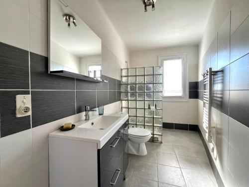 a bathroom with a white sink and a toilet at Charmante maison familiale pour 10 personnes, spacieuse et confortable - FR-1-309-511 in Banyuls-sur-Mer