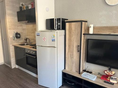 Il comprend une petite cuisine équipée d'un réfrigérateur et d'une télévision. dans l'établissement Studio Cabine au Cœur du Cap d'Agde - 4 Pers - FR-1-749-101, au Cap d'Agde