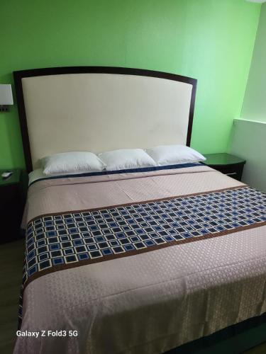 Postel nebo postele na pokoji v ubytování Value Inn & Suites Salina