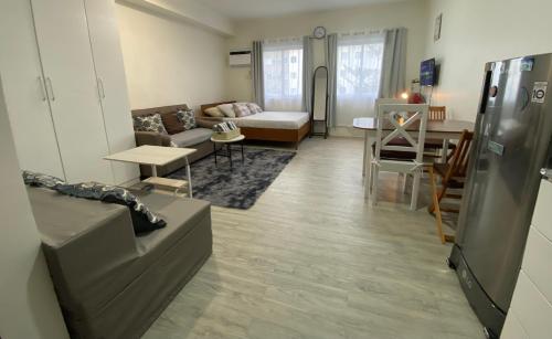 TV a/nebo společenská místnost v ubytování Nuvali Studio Retreat Free Pool Access & Fast WiFi