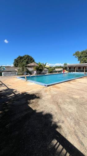 a large swimming pool in a parking lot at Recanto Do Piu in Padre Bernardo