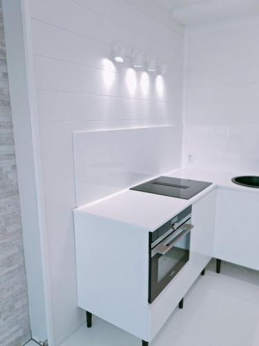 Una cocina o zona de cocina en The White House Helsinki MERIHAKA Private Parking
