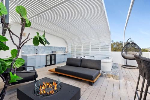 Χώρος καθιστικού στο Stunning Rooftop Retreat with Private Jacuzzi on the Maroochy River