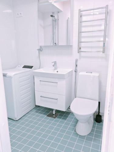 Un baño de The White House Helsinki MERIHAKA Private Parking