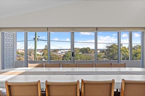 Fotografie z fotogalerie ubytování Silver Sands Sanctuary - 6BR Beachside Luxury v destinaci Mandurah