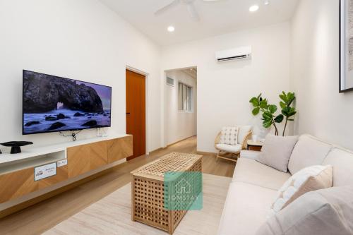 Μια τηλεόραση ή/και κέντρο ψυχαγωγίας στο Jomstay MUJI 19 & 7 INN Ipoh Garden 8-10 pax