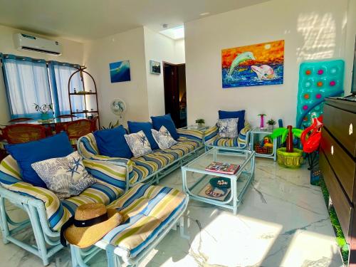a living room with couches and a table at Casa de Playa en Antón Lizardo con alberca privada y club Playa in Heroica Alvarado