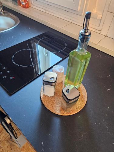 une bouteille en verre sur un comptoir avec twoocrine dans l'établissement T2 style industriel tout confort, à Châlons-en-Champagne